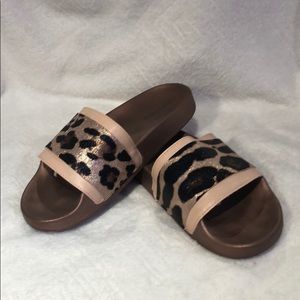 TOP MODA cheetah print rose gold slides/slippers